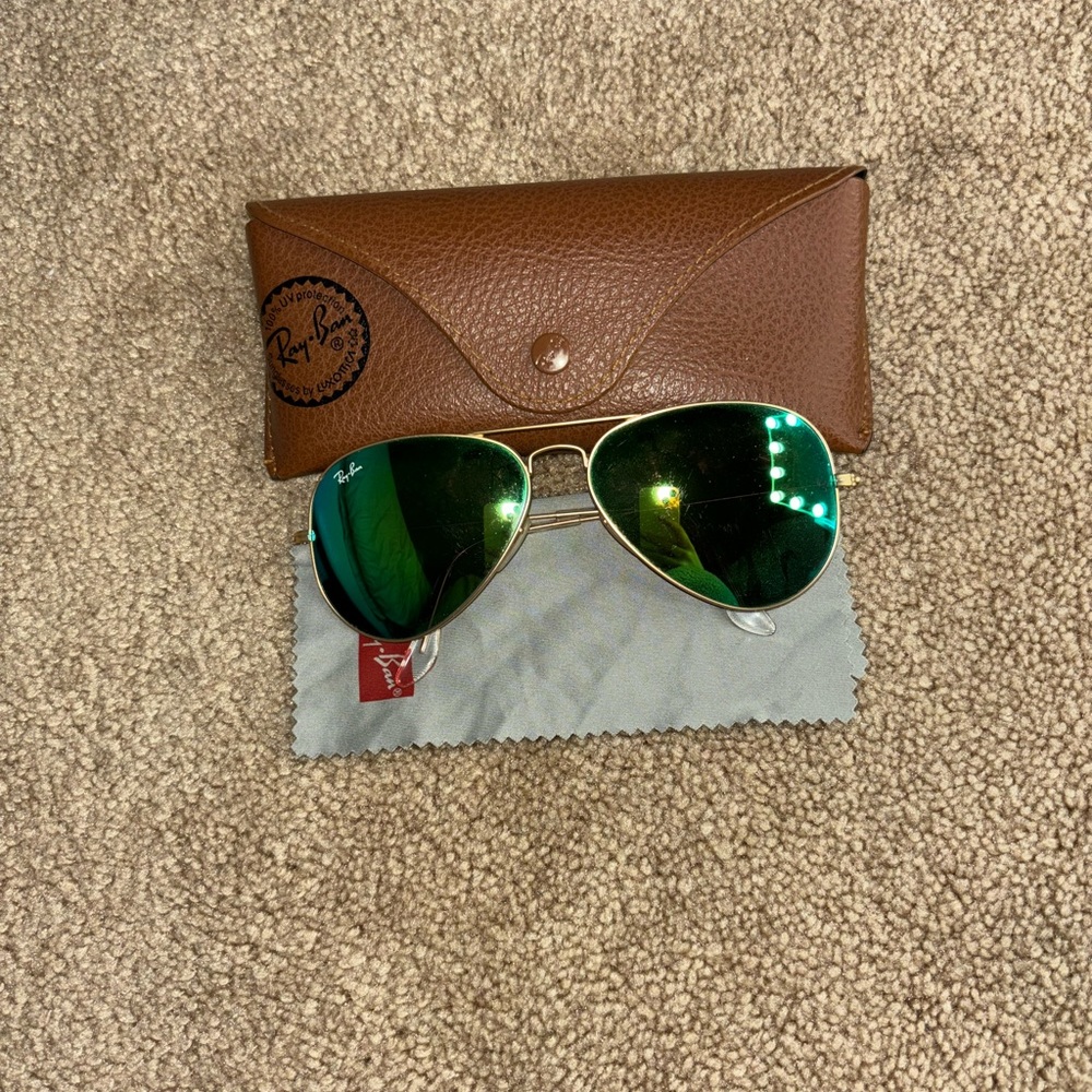 Green reflective rayban aviators